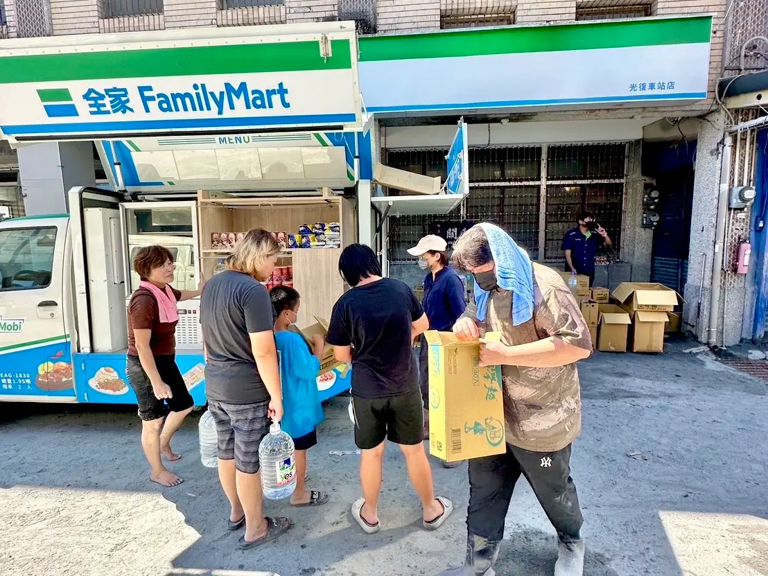 4超商「花蓮賑災」捐款步驟一次看!7-11、全家行動車+千份物資抵災區 4超商「花蓮賑災」捐款步驟一次看!7-11、全家行動車+千份物資抵災區