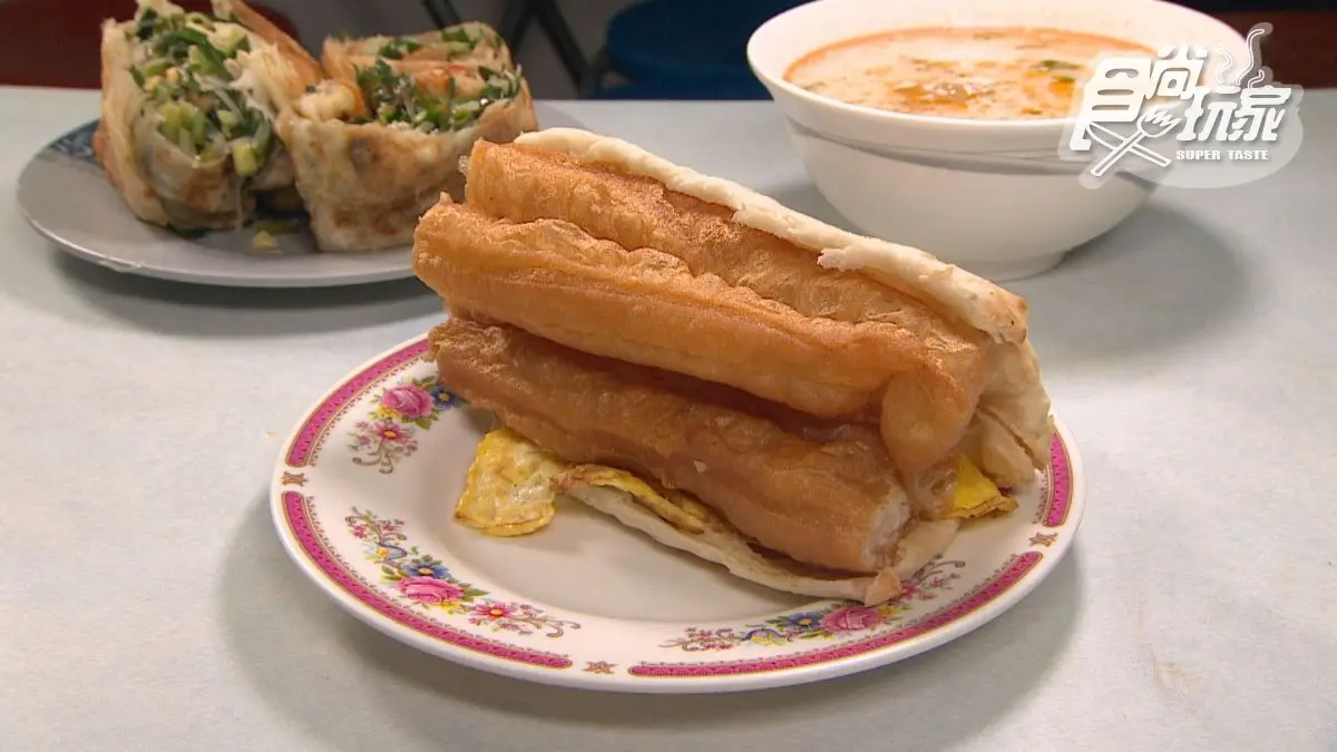 飄香30年經典早餐!高雄「巨大金條韭菜盒」內餡塞滿滿,超扎實燒餅也必點 飄香30年經典早餐!高雄「巨大金條韭菜盒」內餡塞滿滿,超扎實燒餅也必點