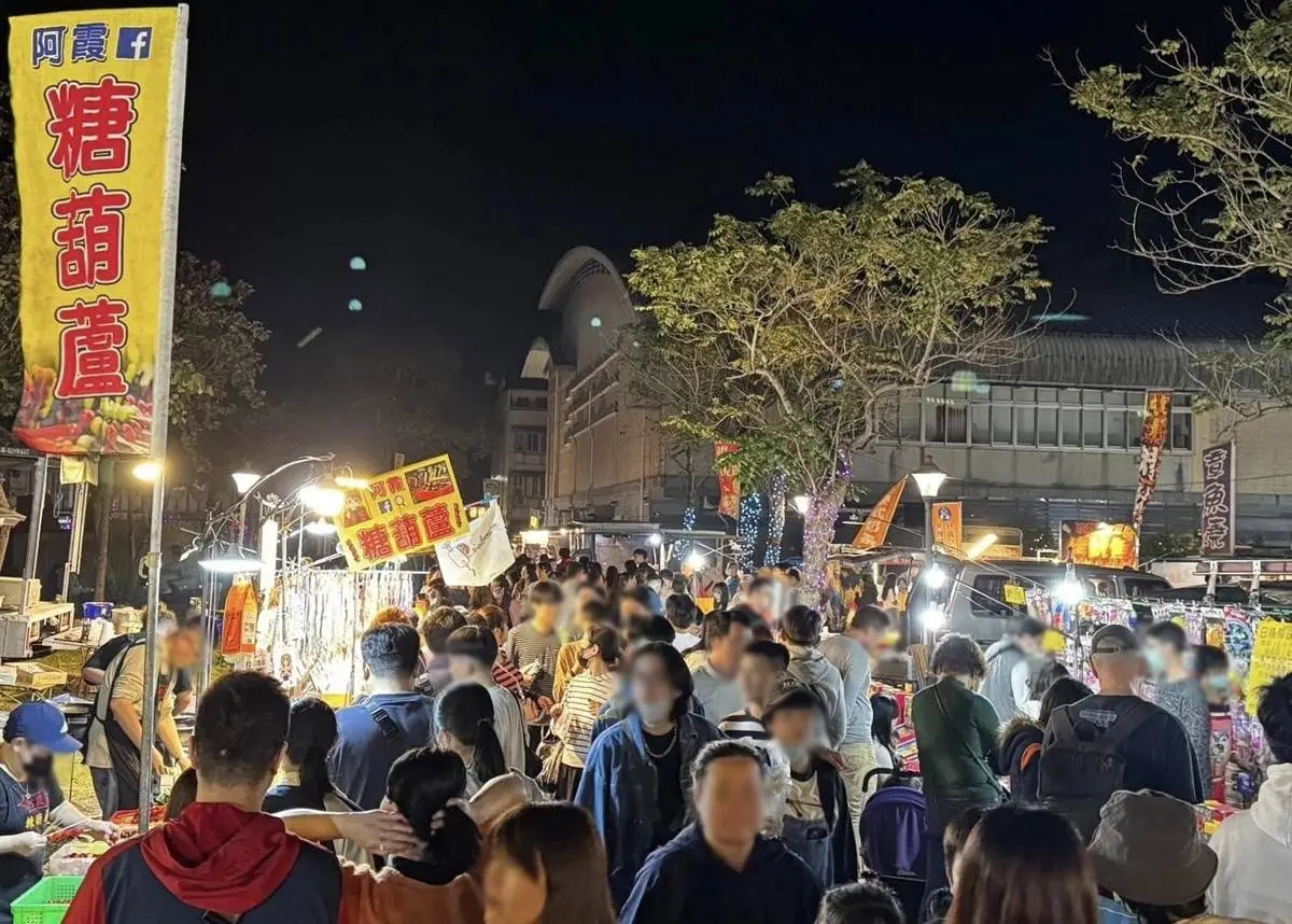 2025頭城煙火節本週登場！狂炸28分鐘、200攤美食進駐，順遊打卡Ｑ版月亮