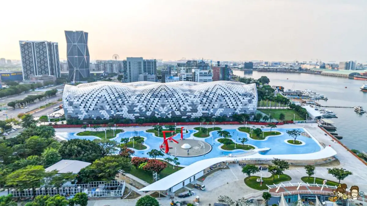 高雄最大免費水樂園回歸!星光水岸公園重新開放,嗨玩氣墊樂園、逛美食市集 高雄最大免費水樂園回歸!星光水岸公園重新開放,嗨玩氣墊樂園、逛美食市集