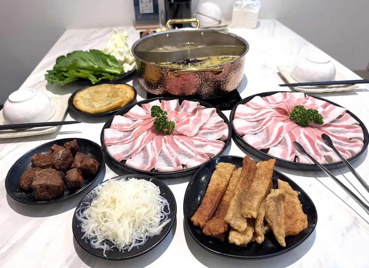 限時８折！「江子翠站最強酸菜白肉鍋」雙人套餐現省224元，鎮店之寶免費續加