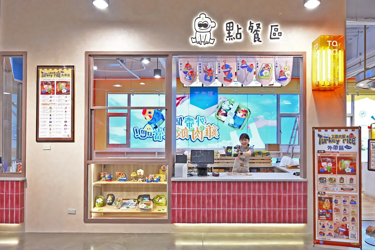 「台版Jellycat」在這！全台首創「絨毛玩偶手作店」直擊，矮袋鼠展區、巨型扭蛋機