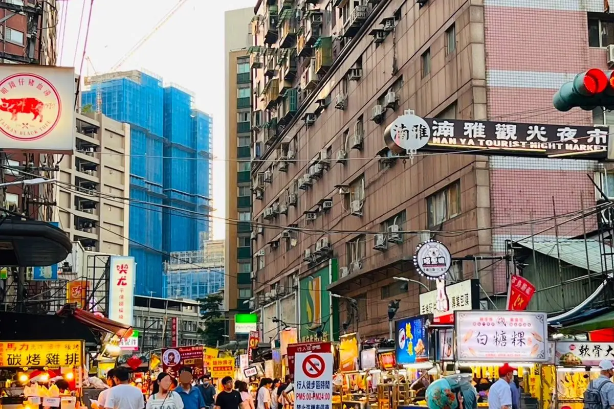 解鎖周邊散步地圖！2025新北歡樂耶誕城推薦順遊：超美新月橋、湳雅夜市
