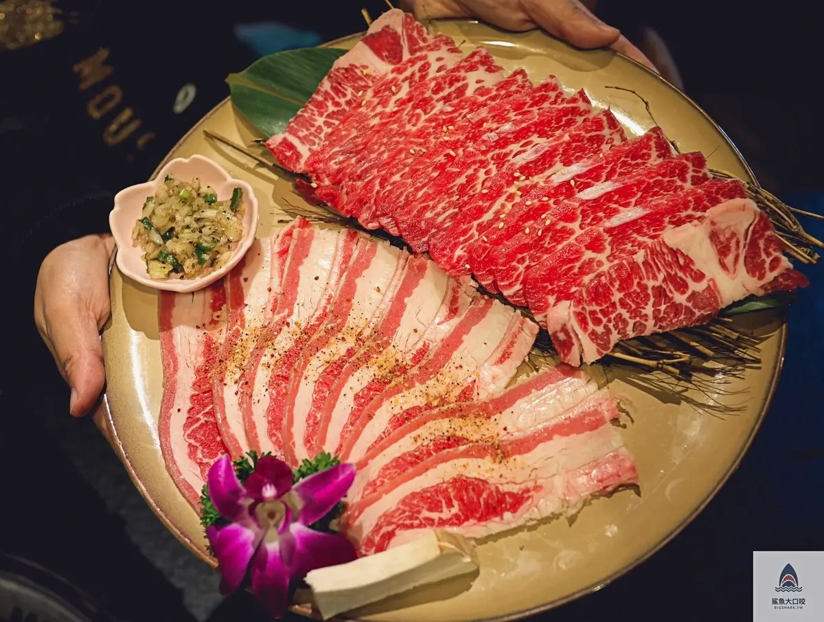 台中最美聖誕小屋回來了！老宅燒肉店變身粉紅燈海，整排櫻花聖誕樹超浪漫