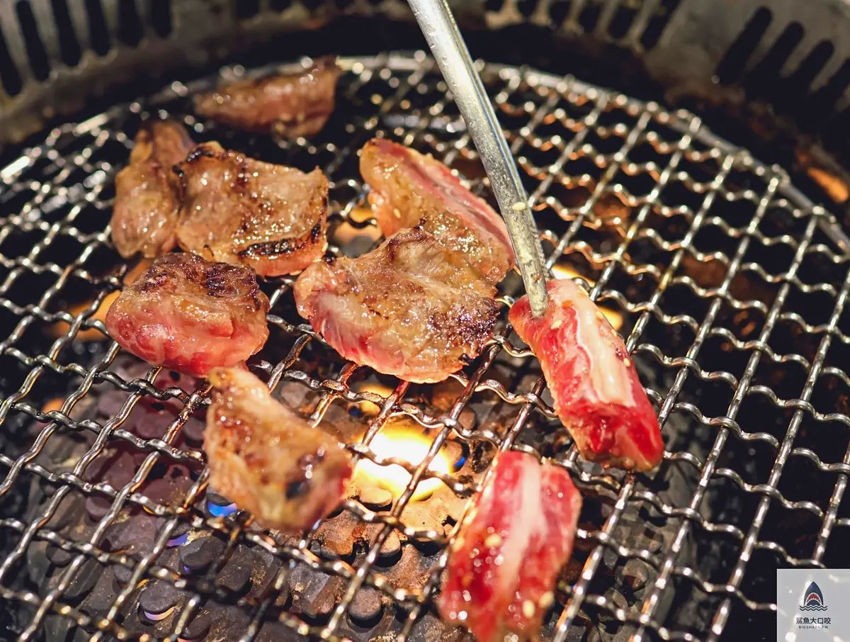 台中最美聖誕小屋回來了！老宅燒肉店變身粉紅燈海，整排櫻花聖誕樹超浪漫