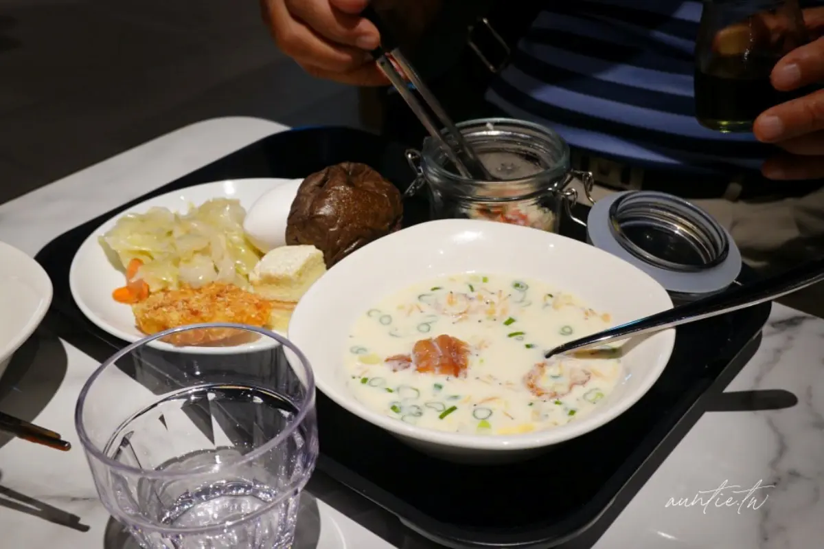松山機場全新候機室開箱!現煮牛肉麵、台味美食免費吃,網友大推環境舒適 松山機場全新候機室開箱!現煮牛肉麵、台味美食免費吃,網友大推環境舒適