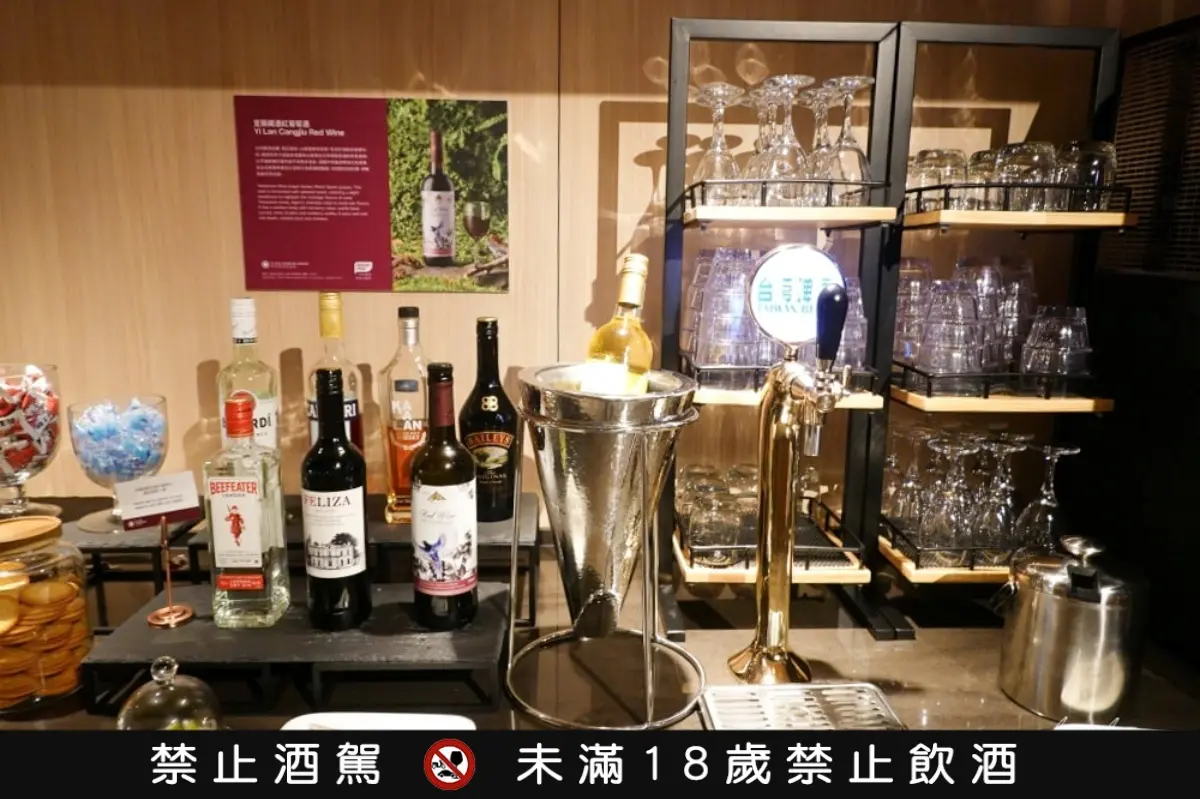 松山機場全新候機室開箱!現煮牛肉麵、台味美食免費吃,網友大推環境舒適 松山機場全新候機室開箱!現煮牛肉麵、台味美食免費吃,網友大推環境舒適