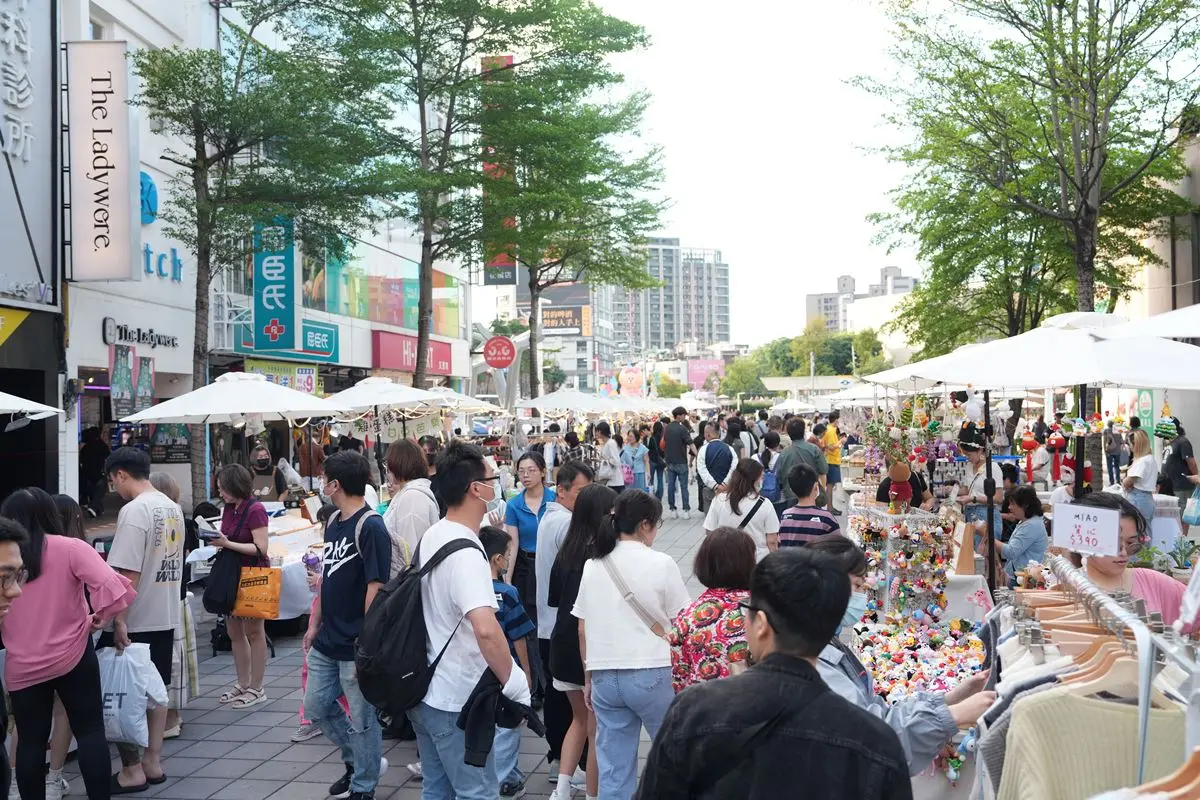 新北耶誕城必拍「超夢幻燈區」!加碼逛府中商圈週末市集,街頭表演輪番登場 新北耶誕城必拍「超夢幻燈區」!加碼逛府中商圈週末市集,街頭表演輪番登場