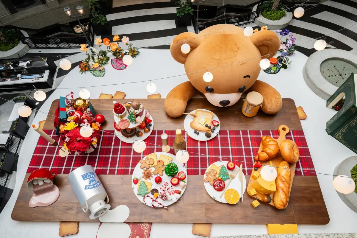 「巨型聖誕熊」降落信義區!打卡巨大聖誕餐桌+童話幻境,加碼粉色告白大道 「巨型聖誕熊」降落信義區!打卡巨大聖誕餐桌+童話幻境,加碼粉色告白大道
