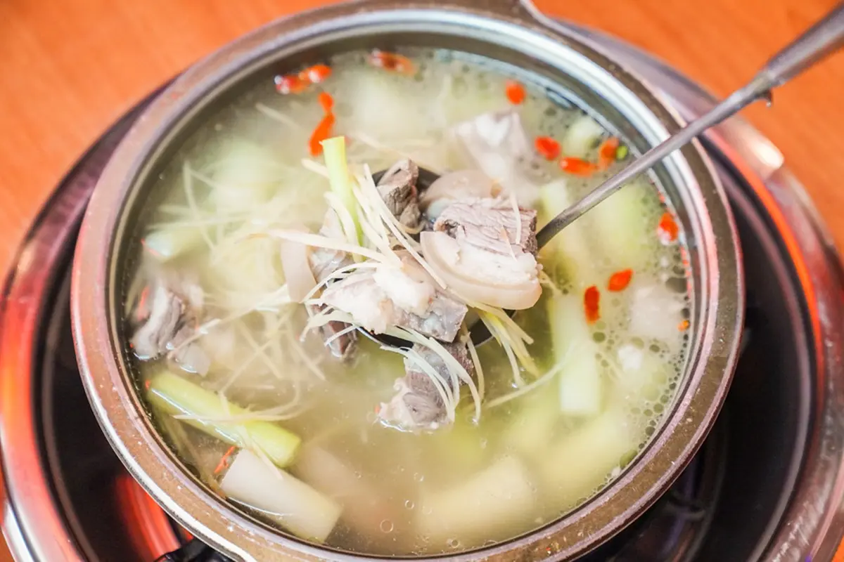 台北羊肉爐哪間強？網推這家平日宵夜場也炸滿，冬季限定「菜心羊」排１小時也要吃