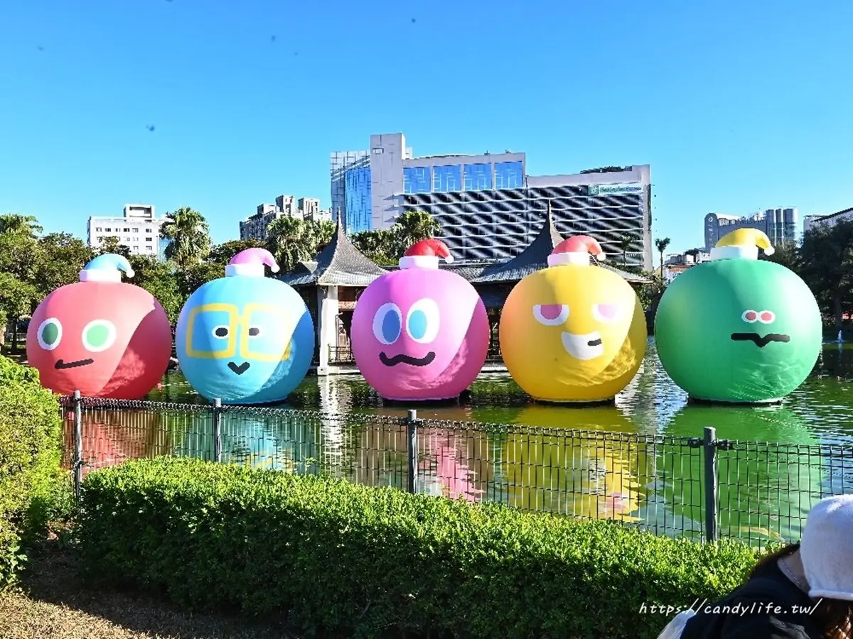 「巨大五彩球」登台中公園!打卡5公尺聖誕球、Q版公仔,夜晚點燈更吸睛 「巨大五彩球」登台中公園!打卡5公尺聖誕球、Q版公仔,夜晚點燈更吸睛