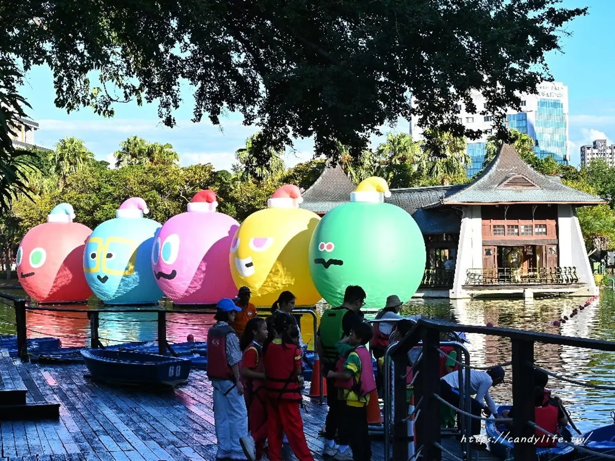 「巨大五彩球」登台中公園!打卡5公尺聖誕球、Q版公仔,夜晚點燈更吸睛 「巨大五彩球」登台中公園!打卡5公尺聖誕球、Q版公仔,夜晚點燈更吸睛