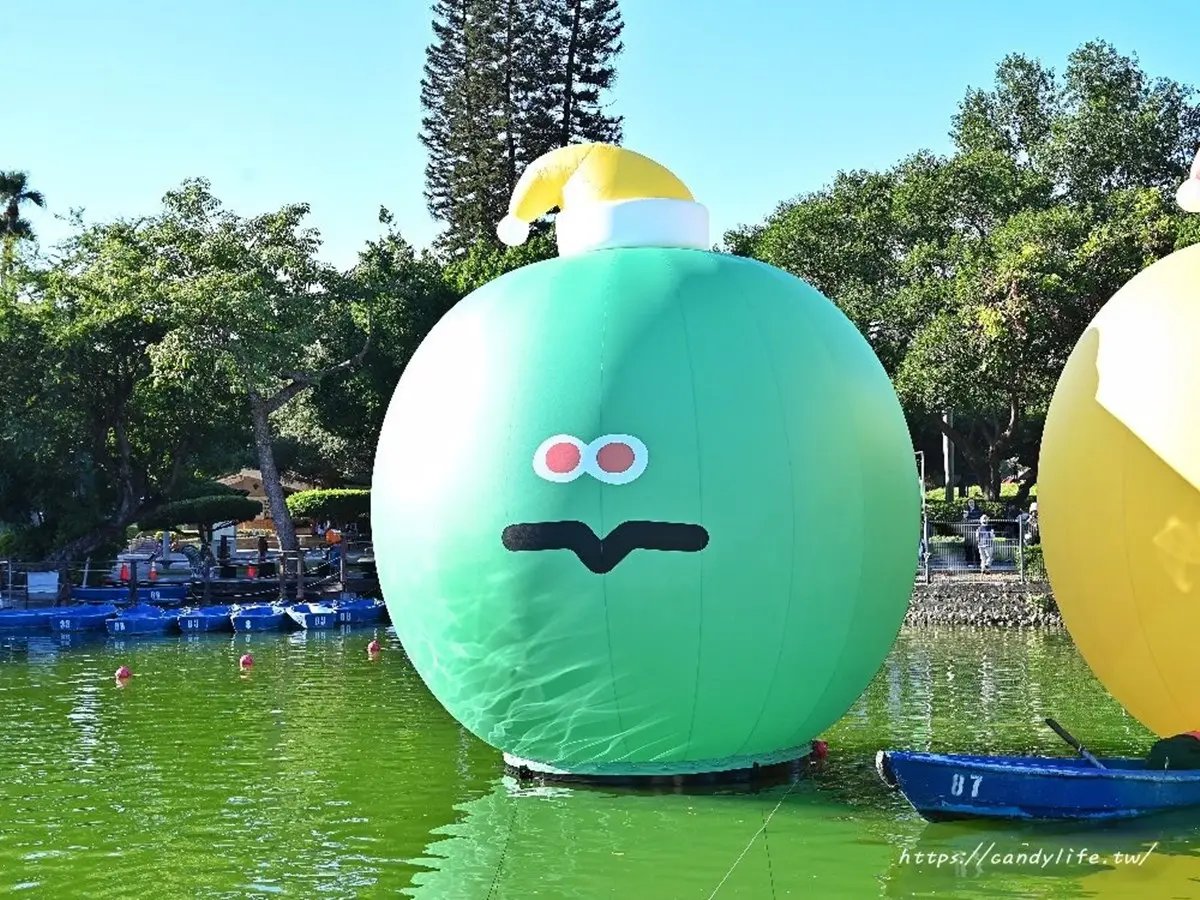 「巨大五彩球」登台中公園!打卡5公尺聖誕球、Q版公仔,夜晚點燈更吸睛 「巨大五彩球」登台中公園!打卡5公尺聖誕球、Q版公仔,夜晚點燈更吸睛