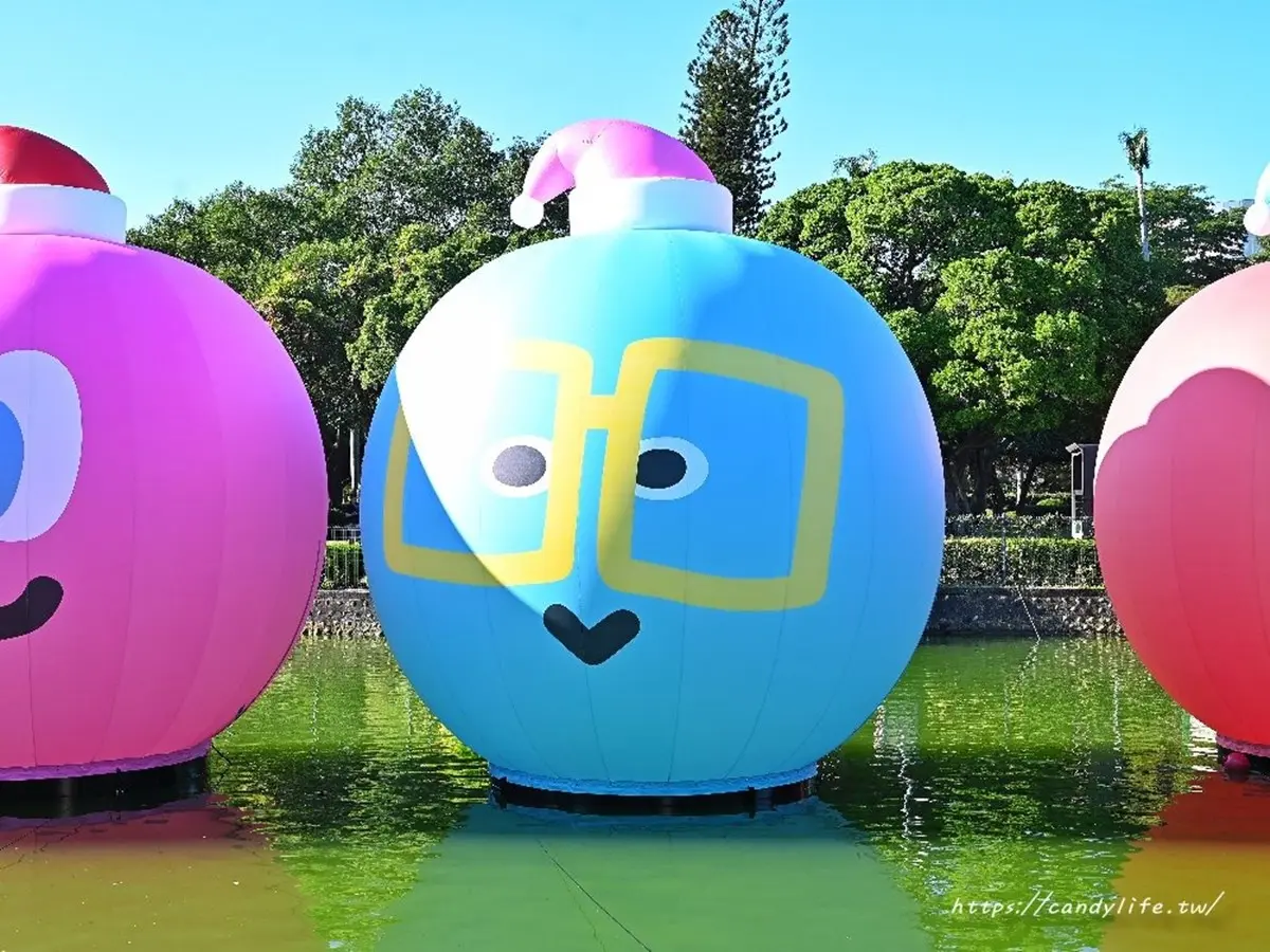 「巨大五彩球」登台中公園!打卡5公尺聖誕球、Q版公仔,夜晚點燈更吸睛 「巨大五彩球」登台中公園!打卡5公尺聖誕球、Q版公仔,夜晚點燈更吸睛