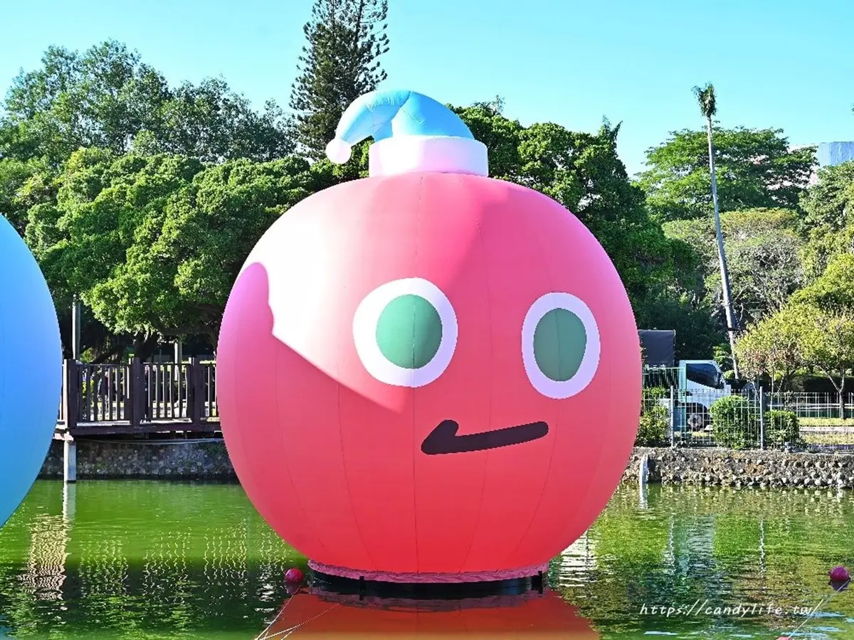 「巨大五彩球」登台中公園!打卡5公尺聖誕球、Q版公仔,夜晚點燈更吸睛 「巨大五彩球」登台中公園!打卡5公尺聖誕球、Q版公仔,夜晚點燈更吸睛