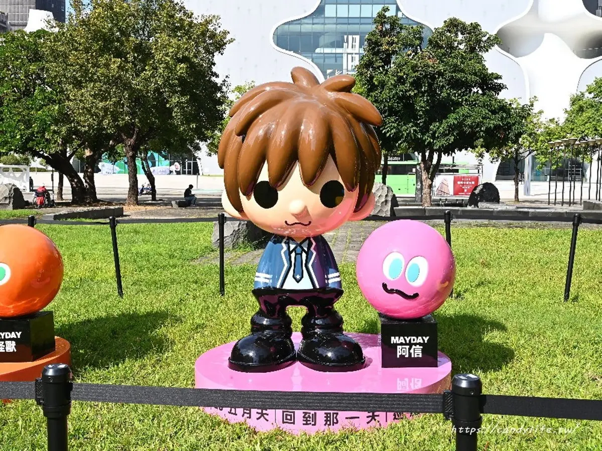 「巨大五彩球」登台中公園!打卡5公尺聖誕球、Q版公仔,夜晚點燈更吸睛 「巨大五彩球」登台中公園!打卡5公尺聖誕球、Q版公仔,夜晚點燈更吸睛