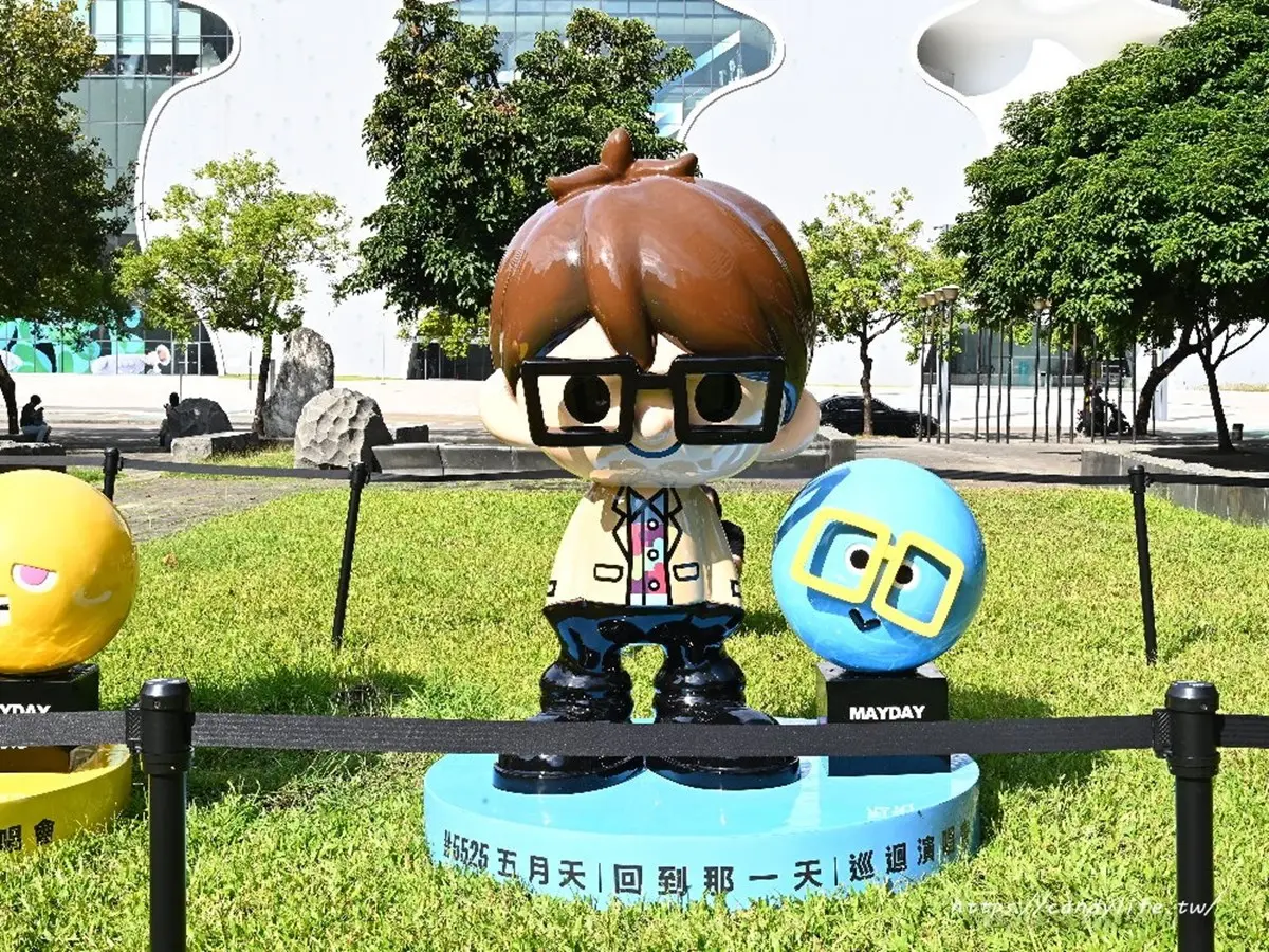 「巨大五彩球」登台中公園!打卡5公尺聖誕球、Q版公仔,夜晚點燈更吸睛 「巨大五彩球」登台中公園!打卡5公尺聖誕球、Q版公仔,夜晚點燈更吸睛