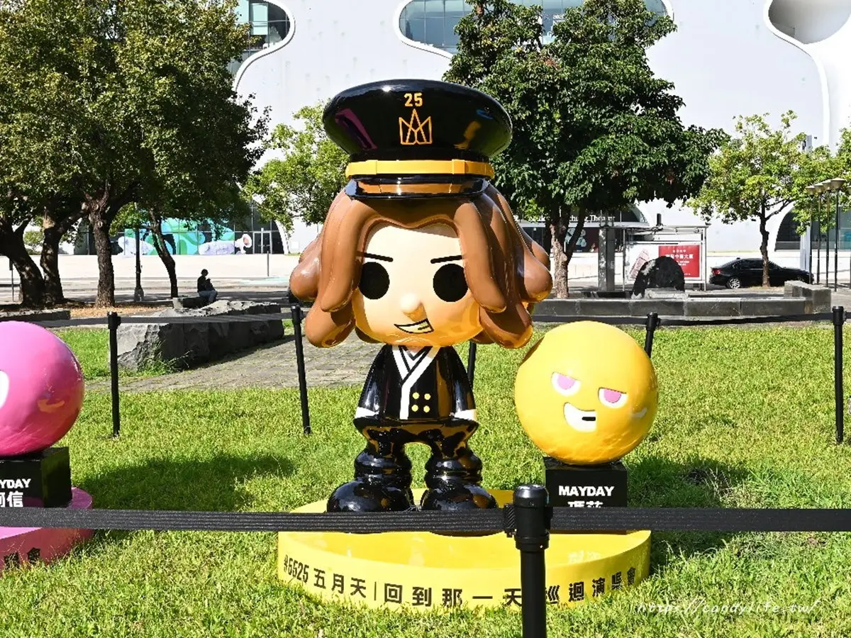 「巨大五彩球」登台中公園!打卡5公尺聖誕球、Q版公仔,夜晚點燈更吸睛 「巨大五彩球」登台中公園!打卡5公尺聖誕球、Q版公仔,夜晚點燈更吸睛
