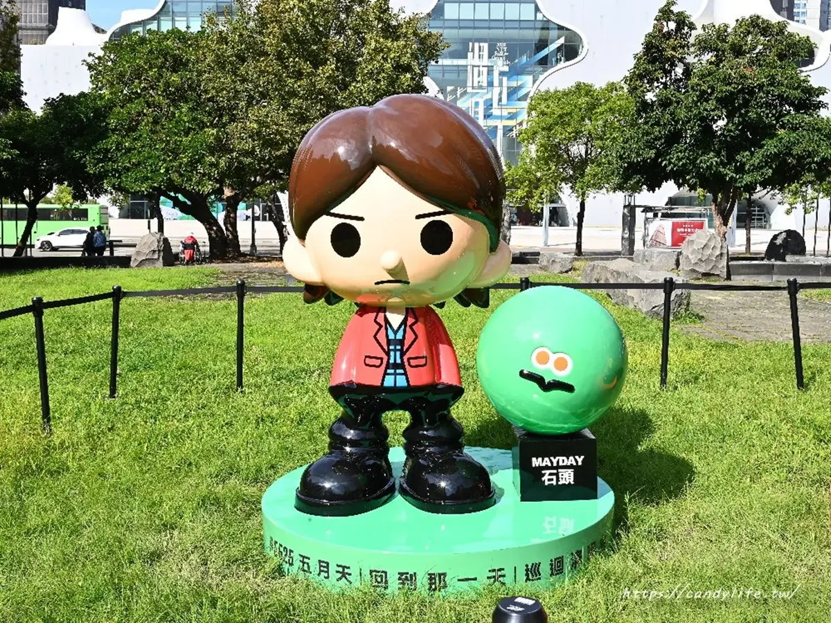 「巨大五彩球」登台中公園!打卡5公尺聖誕球、Q版公仔,夜晚點燈更吸睛 「巨大五彩球」登台中公園!打卡5公尺聖誕球、Q版公仔,夜晚點燈更吸睛