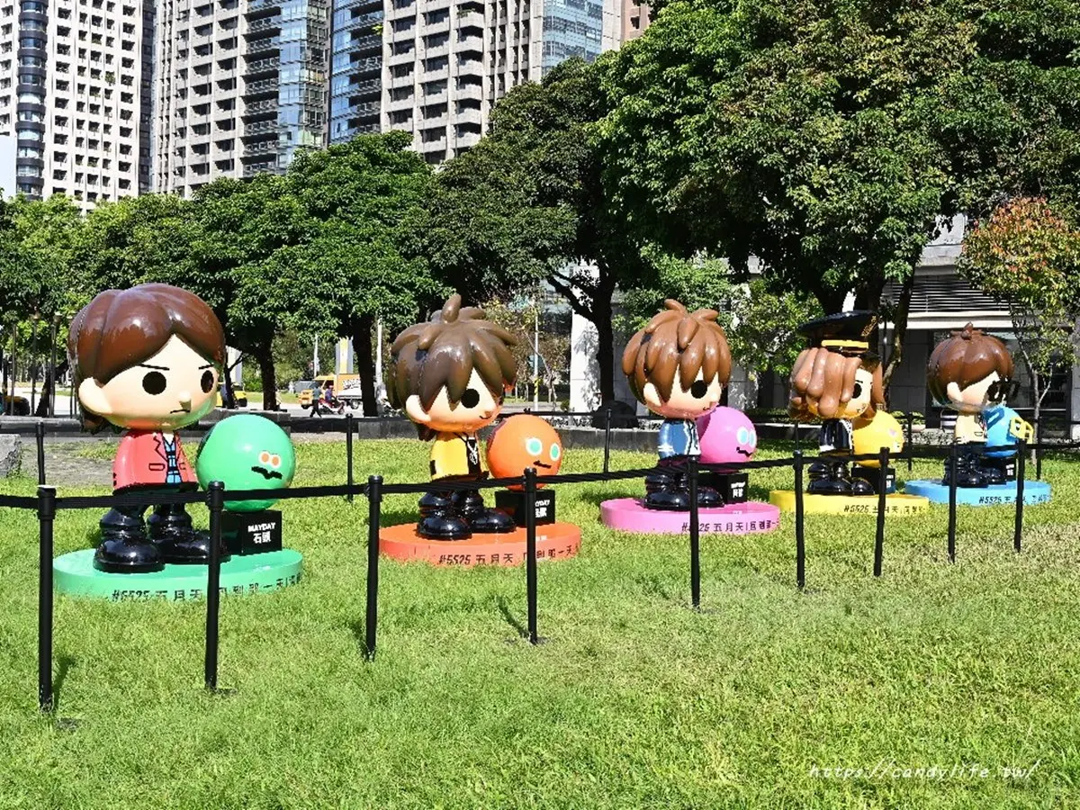 「巨大五彩球」登台中公園!打卡5公尺聖誕球、Q版公仔,夜晚點燈更吸睛 「巨大五彩球」登台中公園!打卡5公尺聖誕球、Q版公仔,夜晚點燈更吸睛