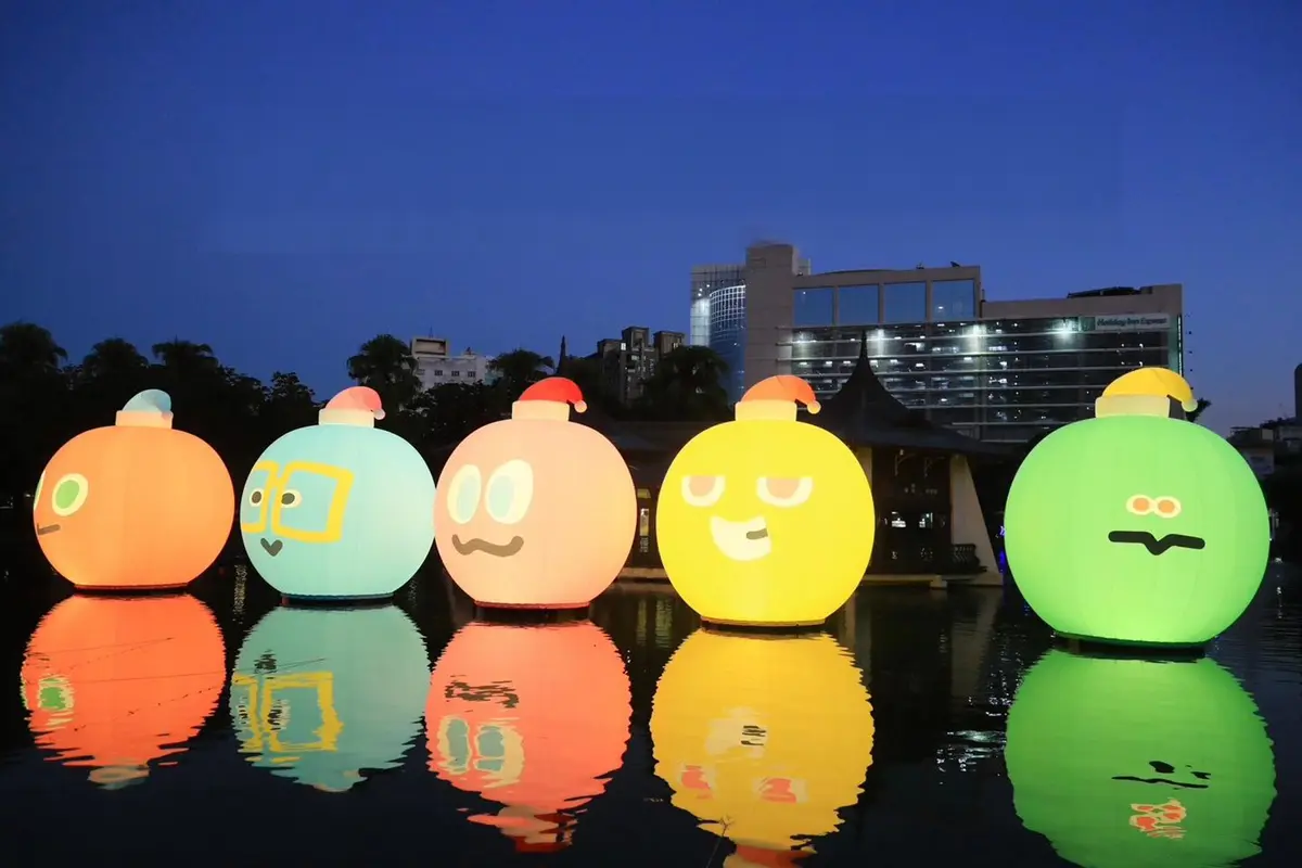 「巨大五彩球」登台中公園!打卡5公尺聖誕球、Q版公仔,夜晚點燈更吸睛 「巨大五彩球」登台中公園!打卡5公尺聖誕球、Q版公仔,夜晚點燈更吸睛