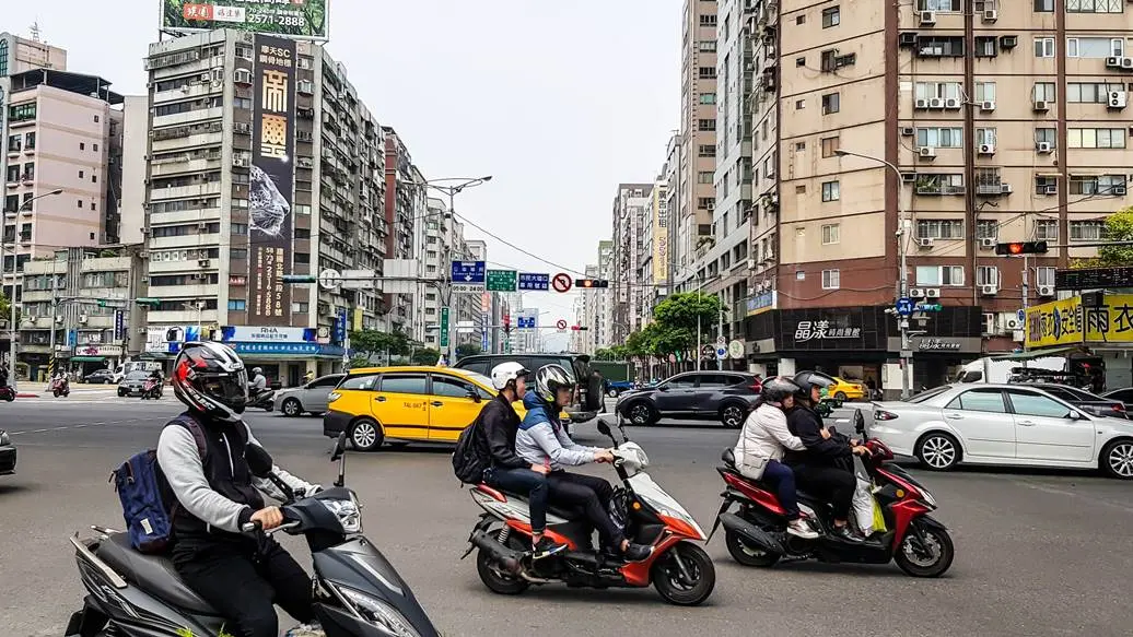 機車可不可以鑽車縫？專家給答案：碰到「１線」就違規、最高開罰1800元
