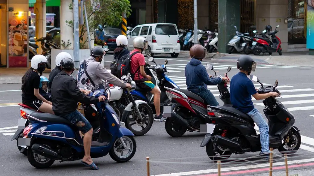 騎車用手機、開車抽菸將罰更重！１交通新法上路，做這件事恐噴7200元