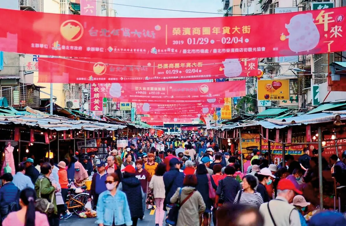 【2026年貨大街】最有年味的都在這！全台６大商圈時間、交通、必買全攻略