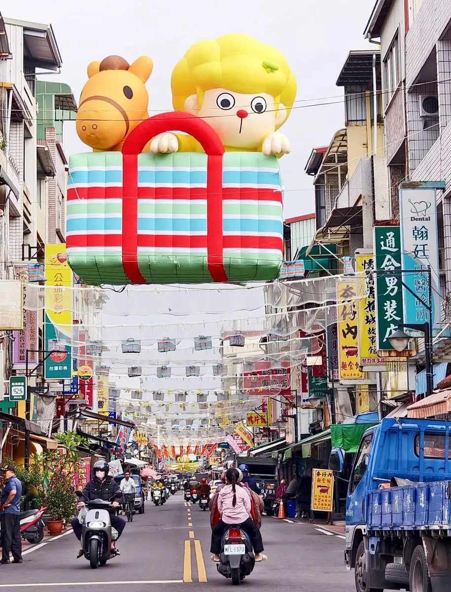 俏皮香蕉猴出沒!過年走春逛2026旗山燈會,百年老街吃美食、必拍景點看這 俏皮香蕉猴出沒!過年走春逛2026旗山燈會,百年老街吃美食、必拍景點看這