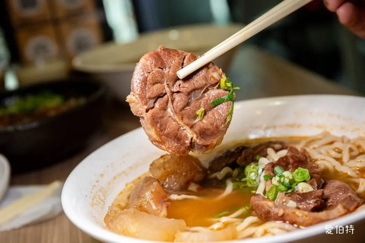 免費續湯、豆漿豆花吃到飽！高CP值「牛肉麵」120元起，必嗑紅燒牛腱心