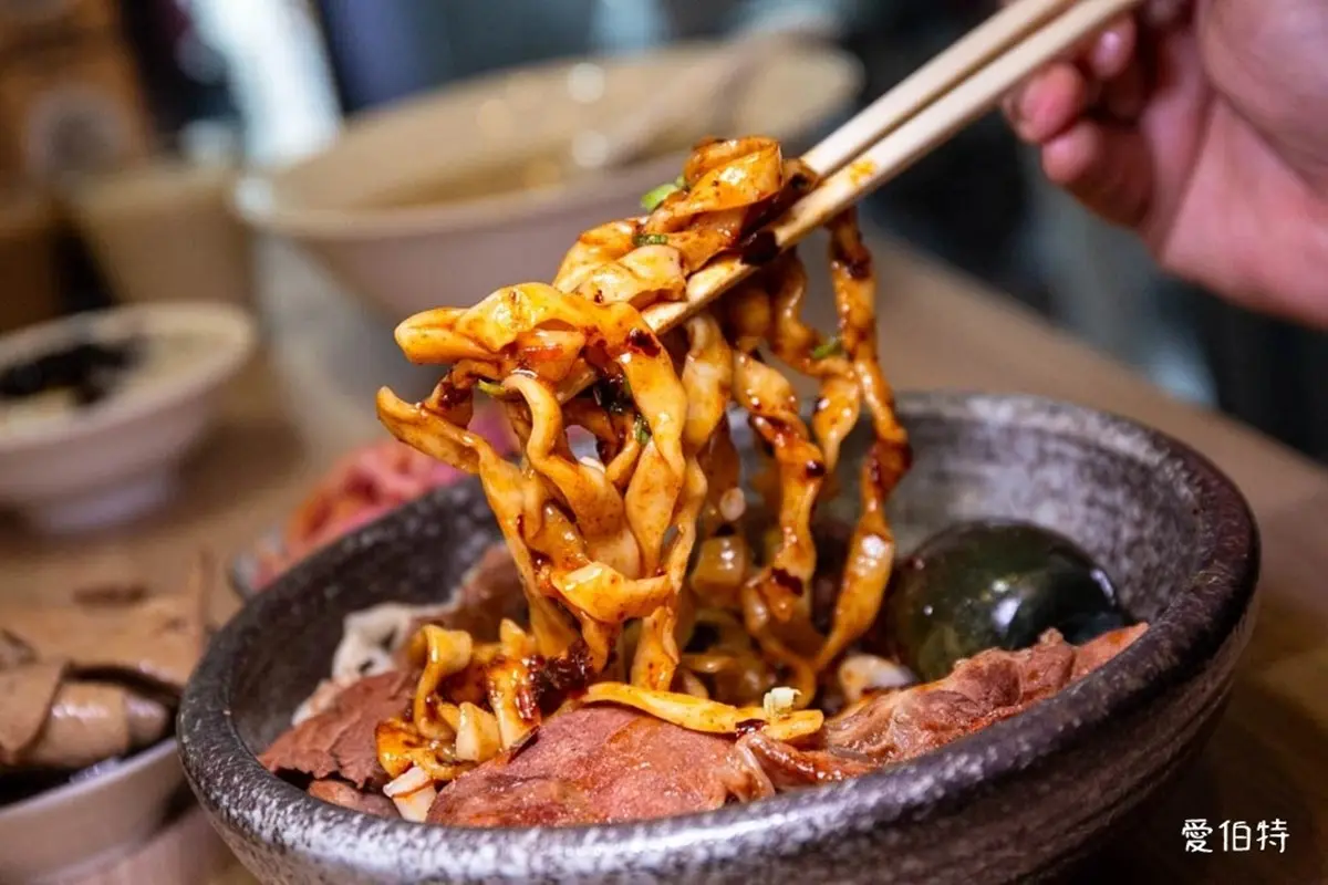 免費續湯、豆漿豆花吃到飽！高CP值「牛肉麵」120元起，必嗑紅燒牛腱心