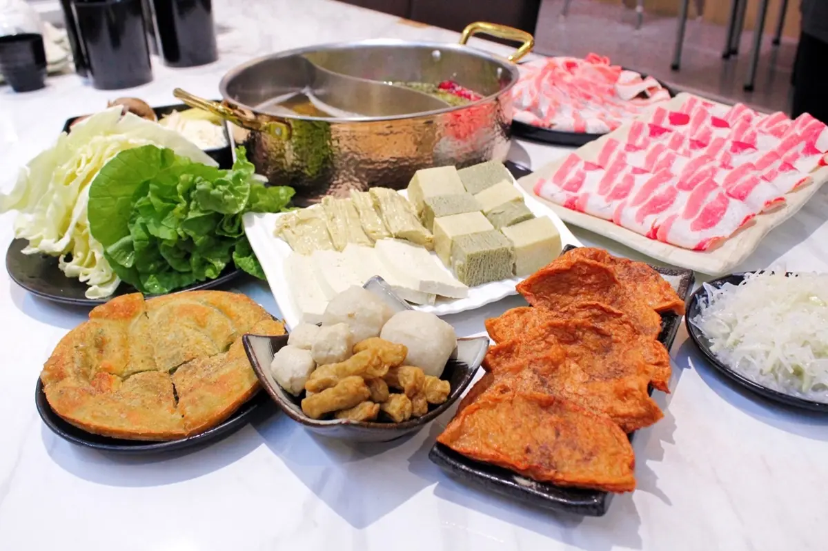 雙人套餐現折259元!板橋最強酸白菜鍋聯名60年老店,福州丸、味噌甜不辣入鍋 雙人套餐現折259元!板橋最強酸白菜鍋聯名60年老店,福州丸、味噌甜不辣入鍋