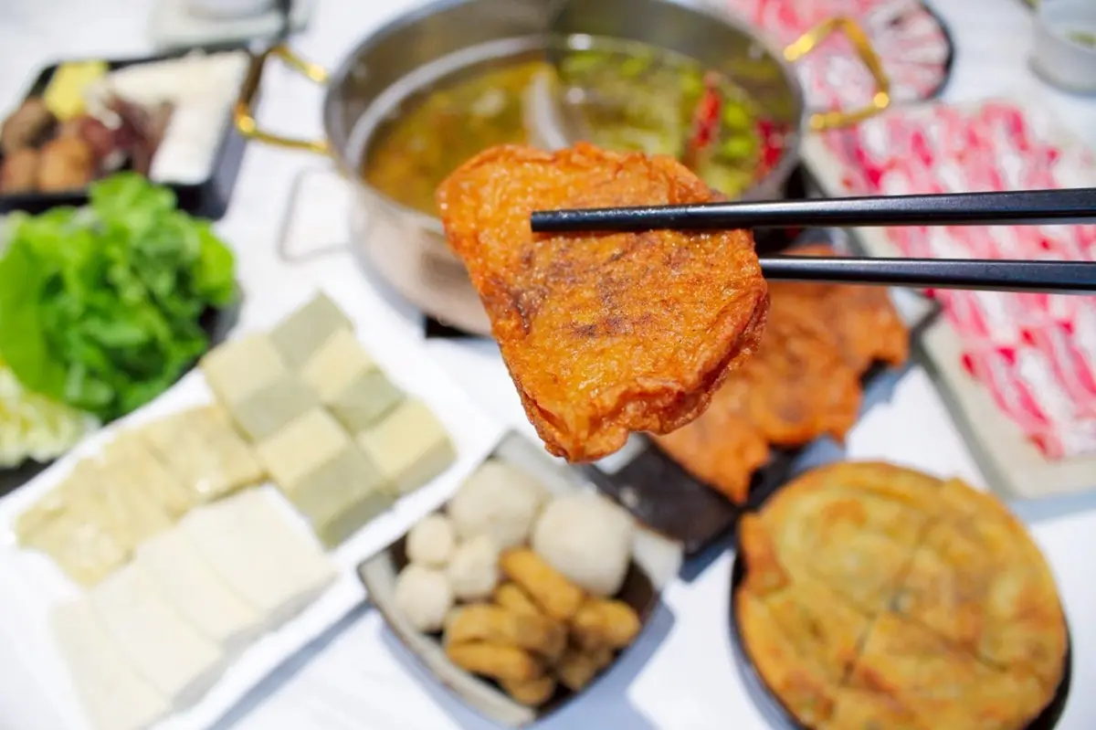 雙人套餐現折259元！板橋最強酸白菜鍋聯名60年老店，福州丸、味噌甜不辣入鍋