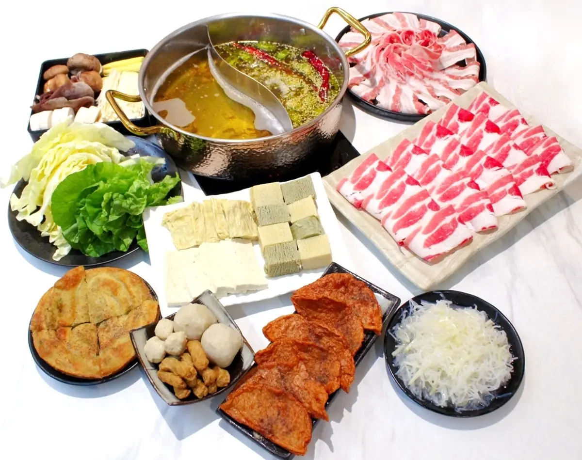 雙人套餐現折259元！板橋最強酸白菜鍋聯名60年老店，福州丸、味噌甜不辣入鍋