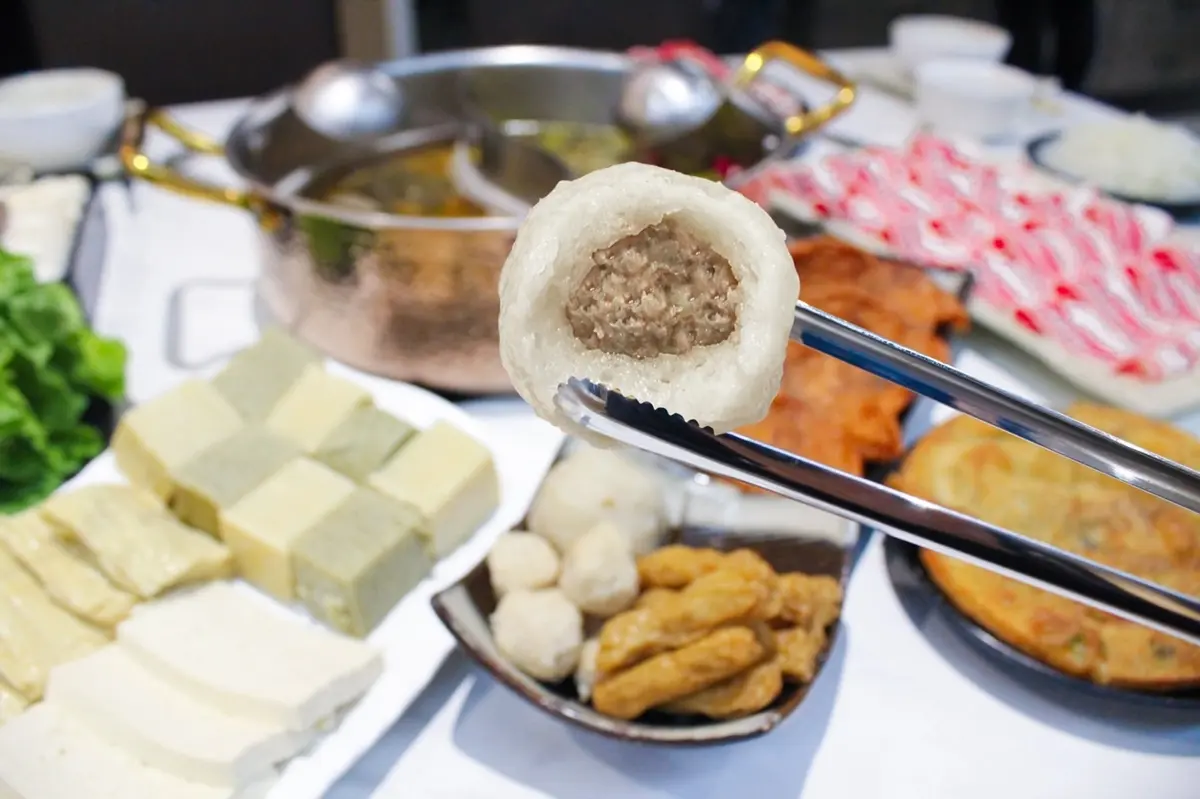 雙人套餐現折259元！板橋最強酸白菜鍋聯名60年老店，福州丸、味噌甜不辣入鍋