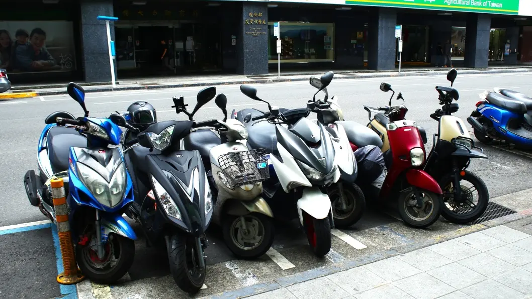 機車停車一定要立中柱？２狀況恐違規開罰1200元，加碼１招輕鬆停好車