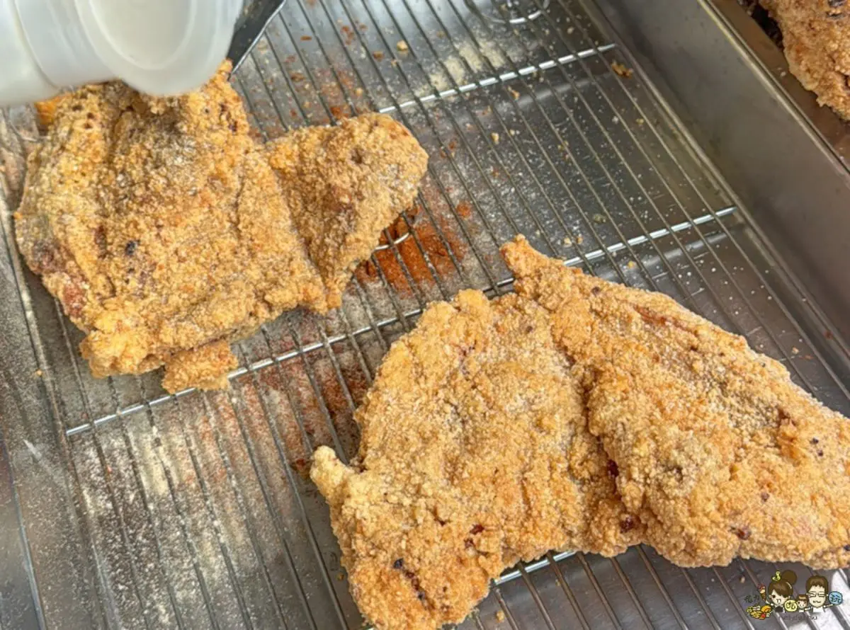 比臉大雞排只要65元!肉排厚實、外酥內嫩,學區限定佛心美食就在火車站對面 比臉大雞排只要65元!肉排厚實、外酥內嫩,學區限定佛心美食就在火車站對面