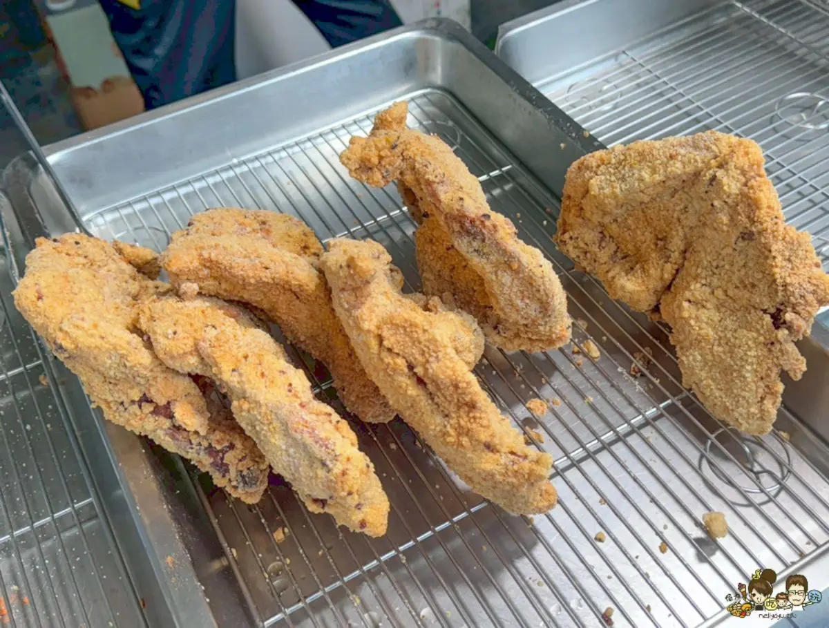 比臉大雞排只要65元!肉排厚實、外酥內嫩,學區限定佛心美食就在火車站對面 比臉大雞排只要65元!肉排厚實、外酥內嫩,學區限定佛心美食就在火車站對面