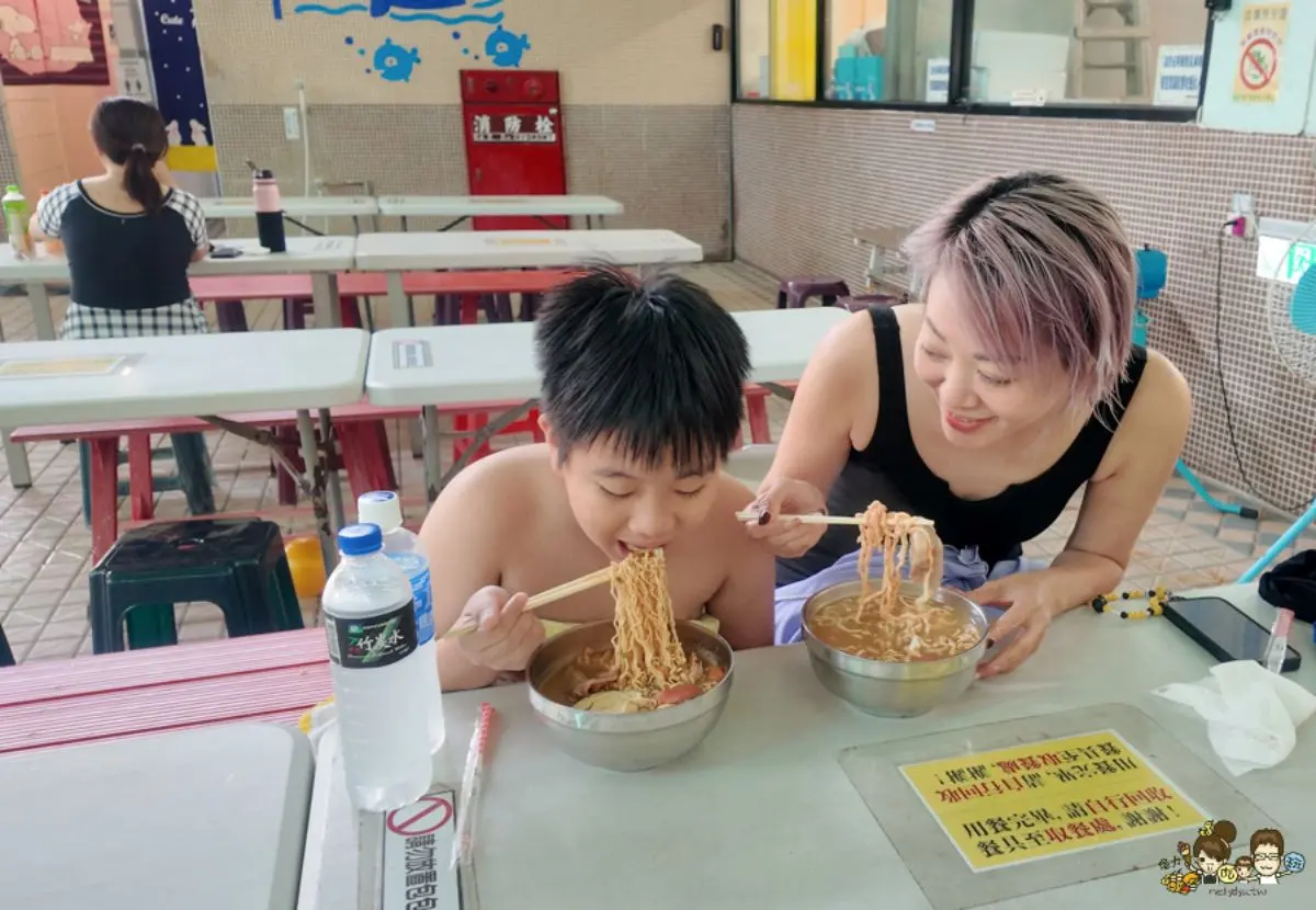 高雄最大室內水樂園!嗨玩360度滑水道、水上海盜船,購票省錢管道看這邊 高雄最大室內水樂園!嗨玩360度滑水道、水上海盜船,購票省錢管道看這邊