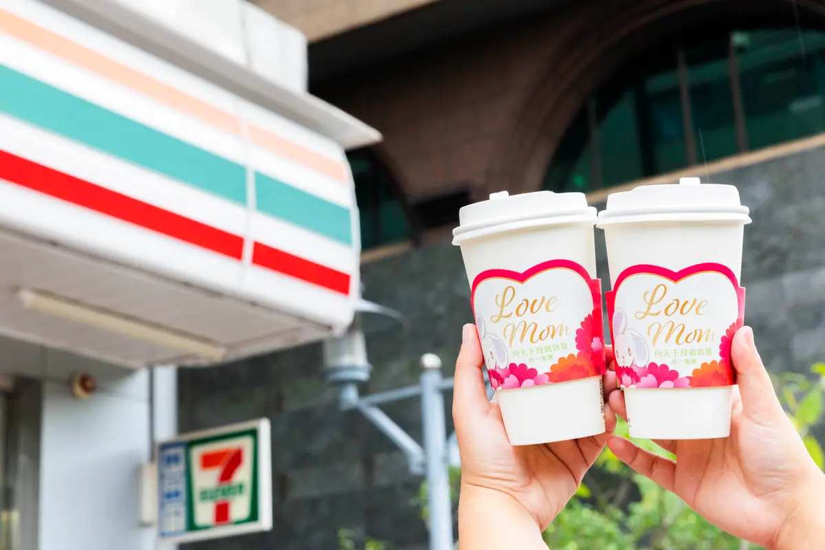 7-11咖啡買2送2、全家霜淇淋2支55元!4超商母親節優惠包,康乃馨開賣 7-11咖啡買2送2、全家霜淇淋2支55元!4超商母親節優惠包,康乃馨開賣