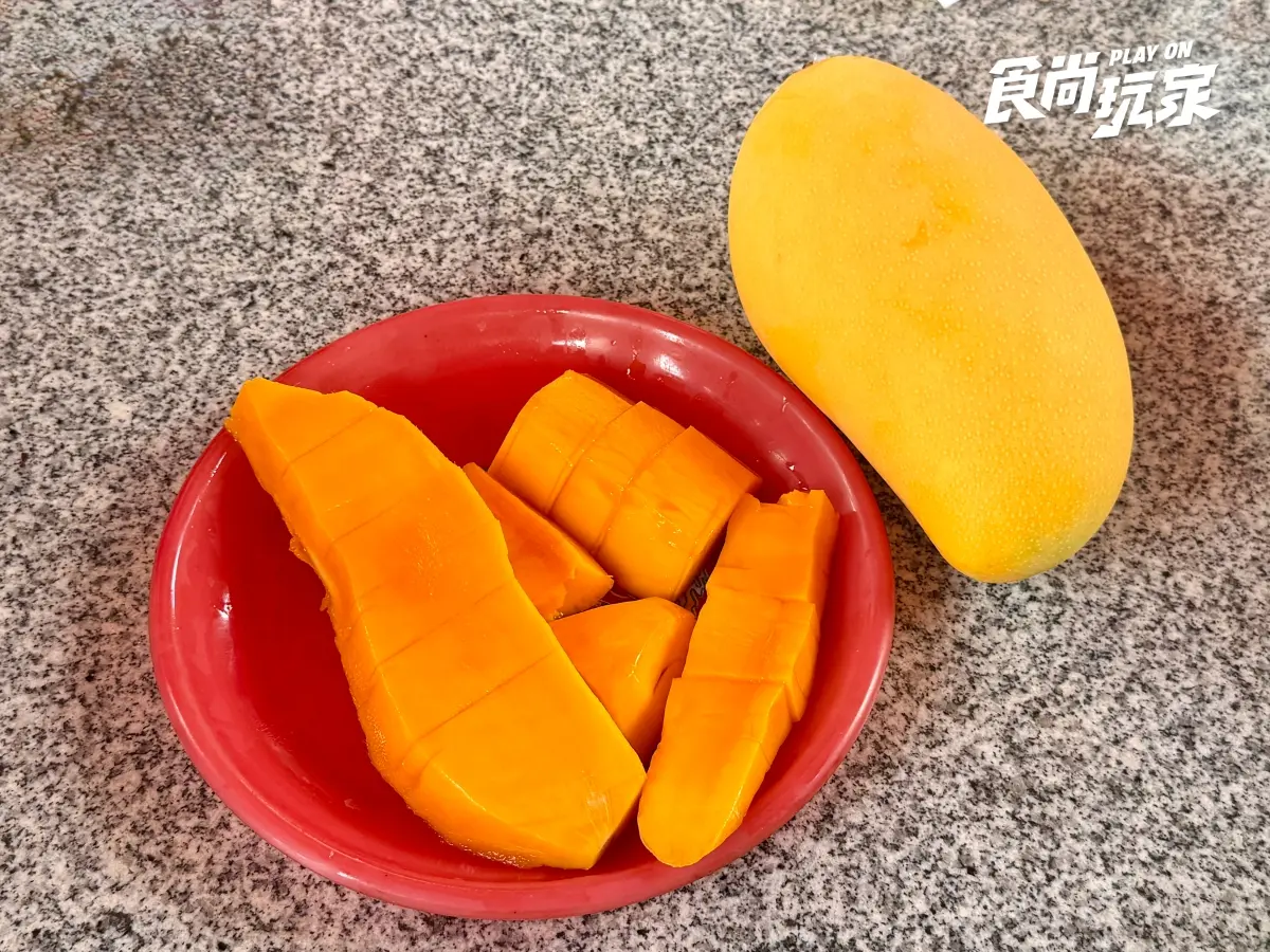 家樂福「芒果買2送1」快衝!愛文芒果價格「大腰斬」跌破百元,免費送金煌芒果 夏季最夯水果特價!農民親授「西瓜、芒果」挑選方式,口感+必吃推薦一次看