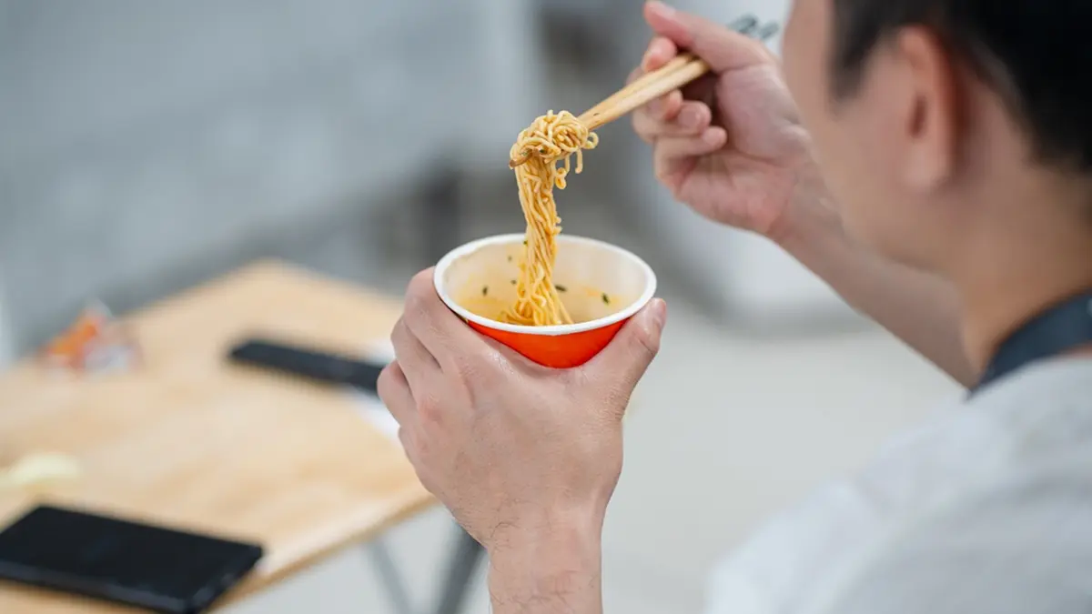 泡麵隱藏吃法！他加１物被朋友嗆邪教，內行卻狂讚：麵條變Q彈、水餃也適用