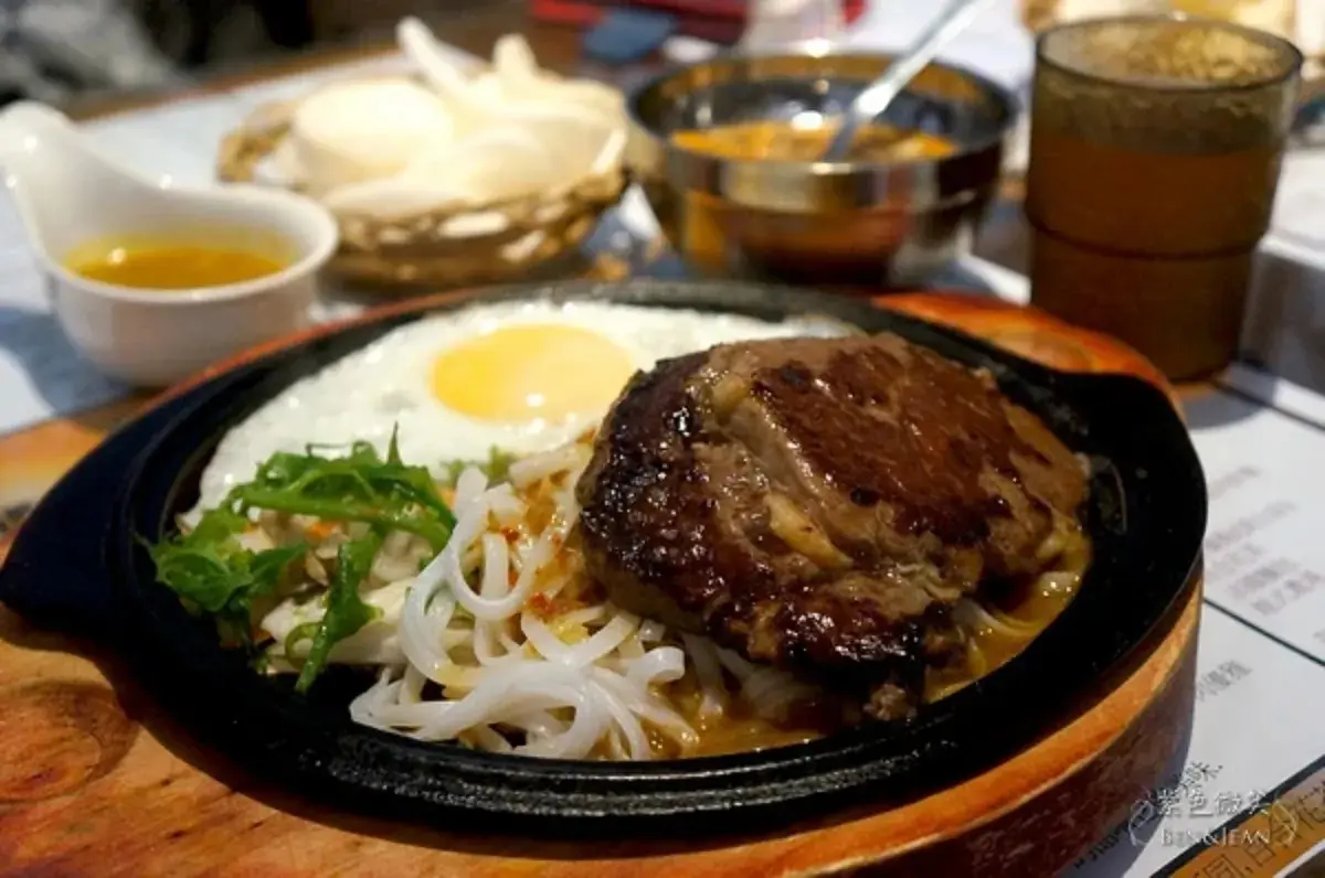 宜蘭反差感「越南牛排」!不配鐵板麵配河粉,5種越式醬汁、自助吧吃到飽 宜蘭反差感「越南牛排」!不配鐵板麵配河粉,5種越式醬汁、自助吧吃到飽