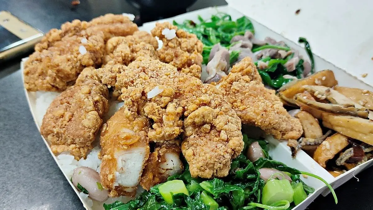 城中市場排隊王!現炸無骨「小雞飯」堆成小山,110元自選四菜還送熱湯 城中市場排隊王!現炸無骨「小雞飯」堆成小山,110元自選四菜還送熱湯