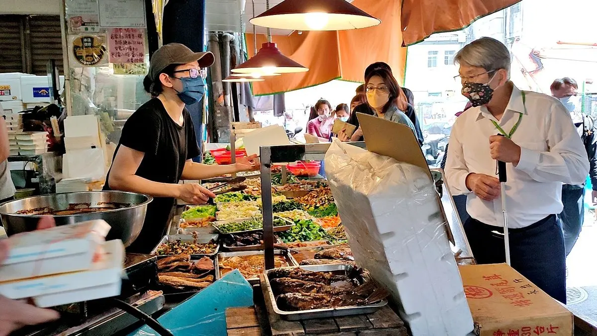 城中市場排隊王!現炸無骨「小雞飯」堆成小山,110元自選四菜還送熱湯 城中市場排隊王!現炸無骨「小雞飯」堆成小山,110元自選四菜還送熱湯