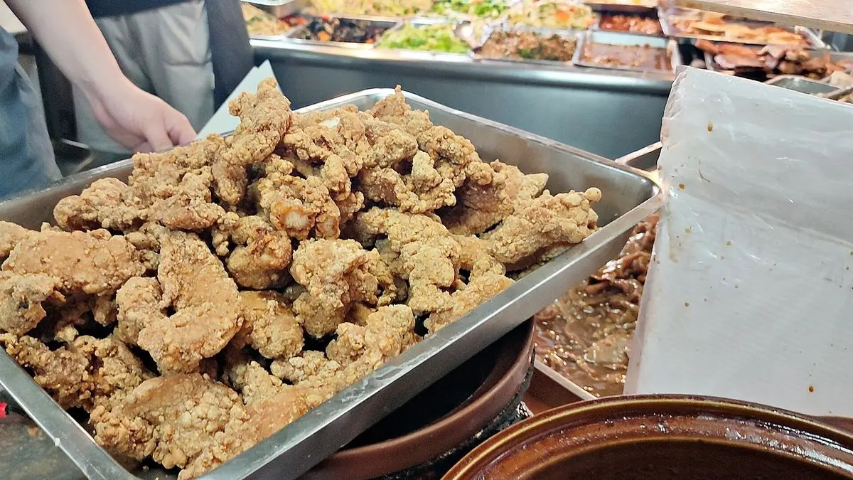 城中市場排隊王！現炸無骨「小雞飯」堆成小山，110元自選四菜還送熱湯
