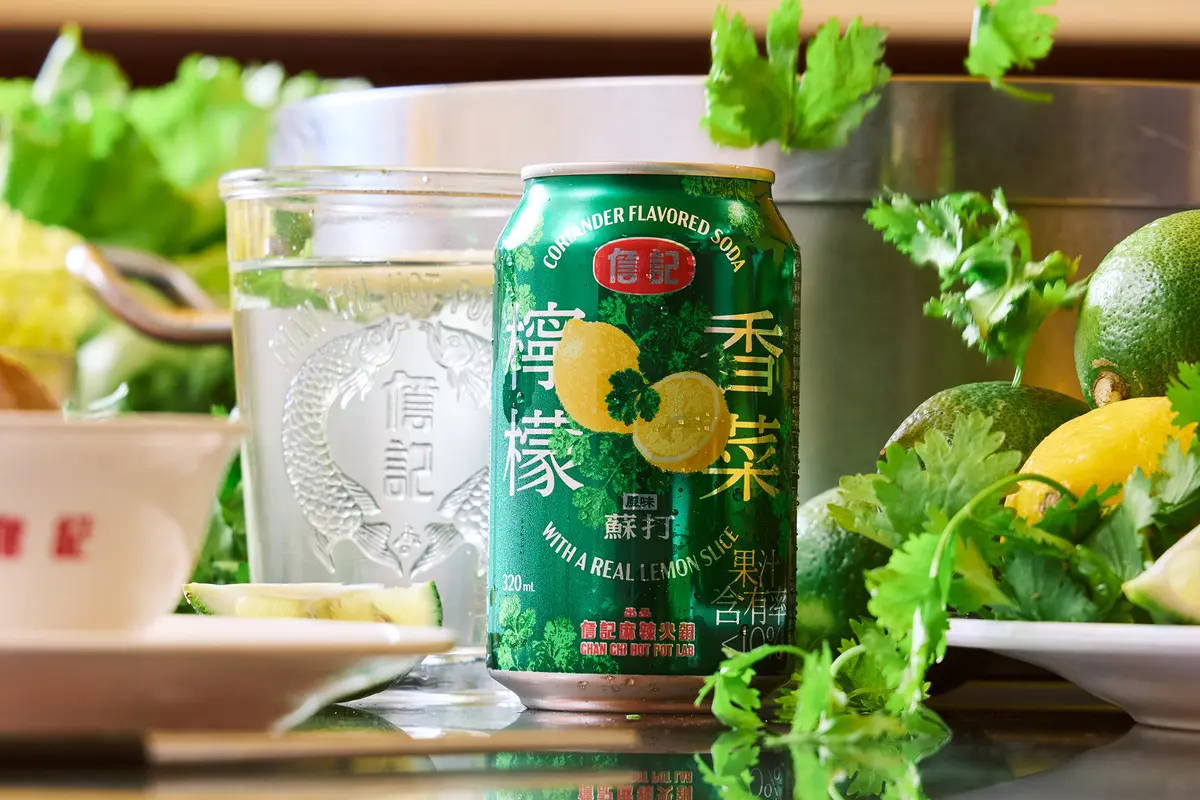 詹記麻辣鍋首度進軍小七!「檸檬片香菜蘇打」首登場,再吃五星級鴨肉捲餅 詹記麻辣鍋首度進軍小七!「檸檬片香菜蘇打」首登場,再吃五星級鴨肉捲餅