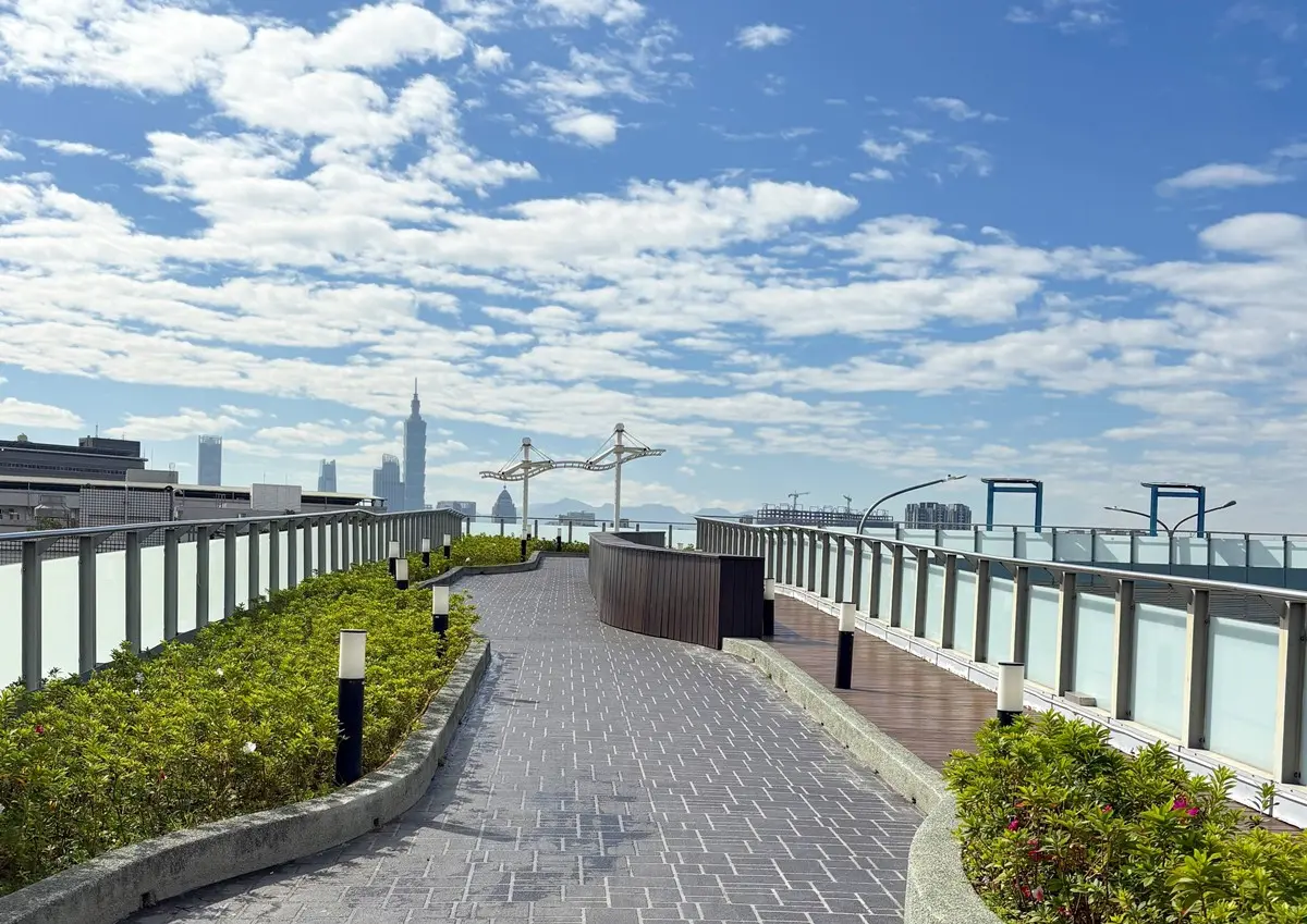 台北免費玩水景點！「內湖運動公園」戲水區開放，觀景平台還能躺著看飛機