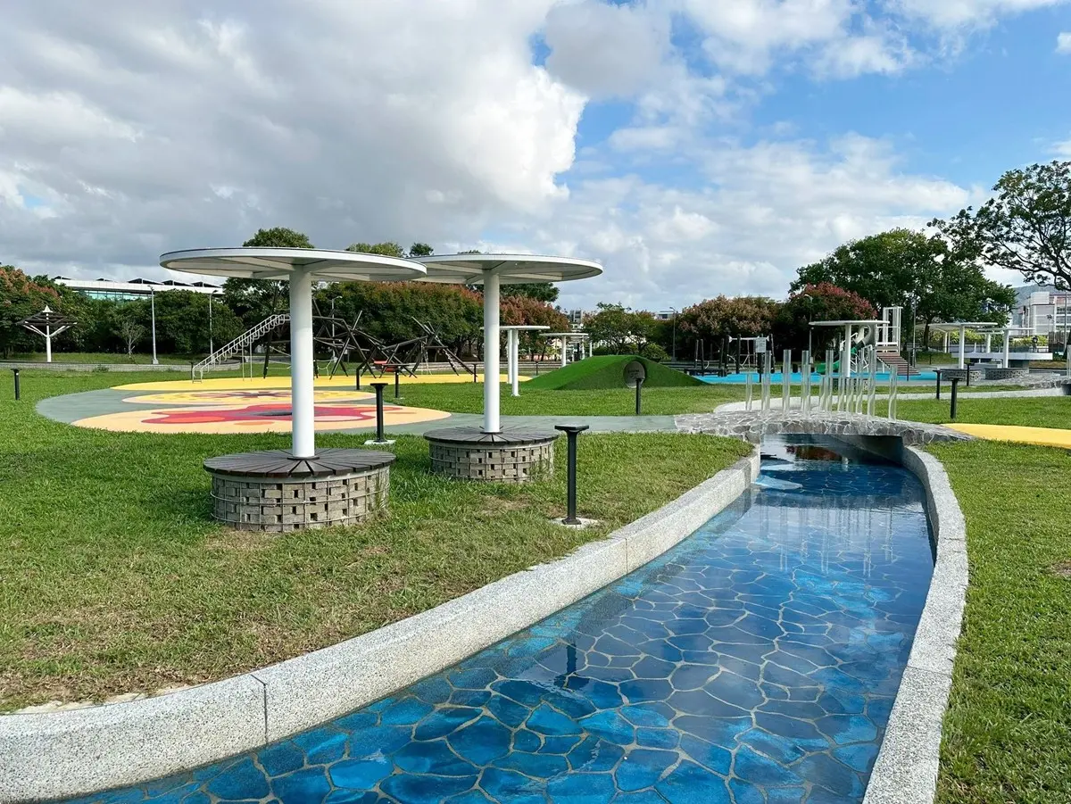 台北免費玩水景點！「內湖運動公園」戲水區開放，觀景平台還能躺著看飛機