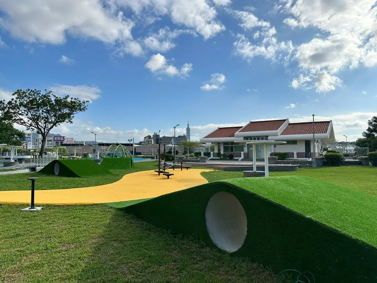 台北免費玩水景點！「內湖運動公園」戲水區開放，觀景平台還能躺著看飛機